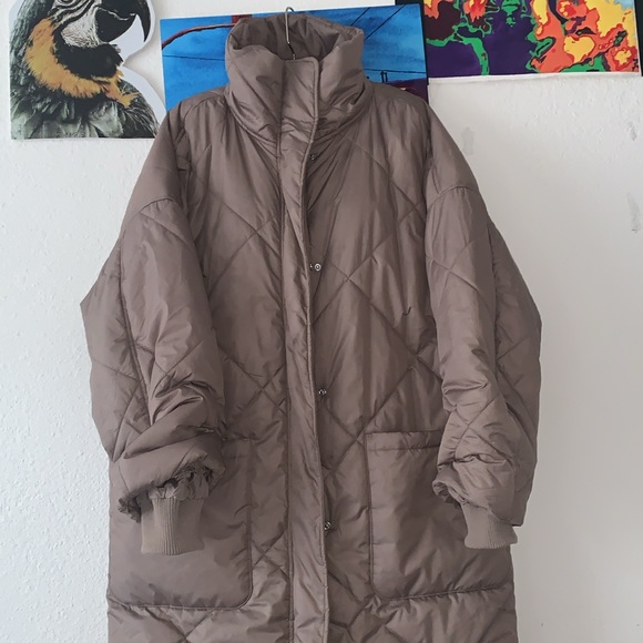 H&M size XXL long quilted puffer coat has pockets and snap slits on sides, beige - Picture 2 of 10